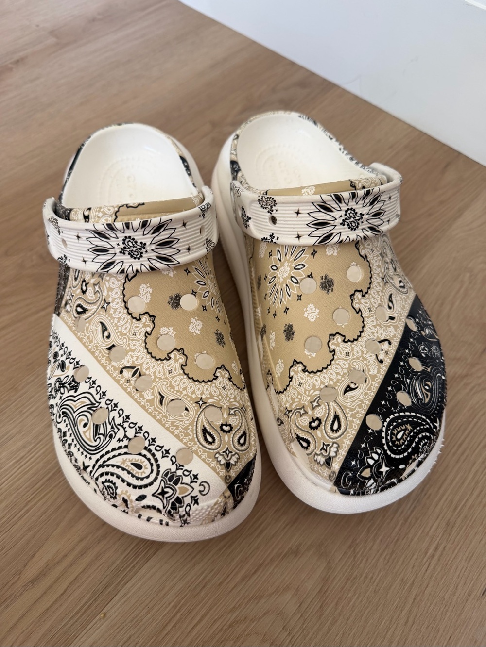 CROCS Bandana-Pattern Clogs in Cream & Black